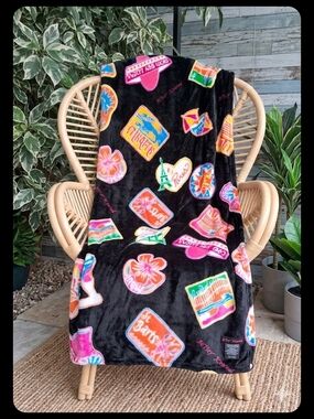 Betsey Johnson Black "Dream Vacation" Plush Throw Blanket